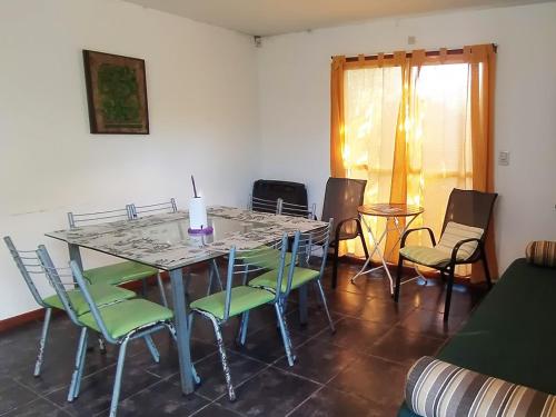 Un comedor con mesa y sillas en Chiway, en Villa Gesell