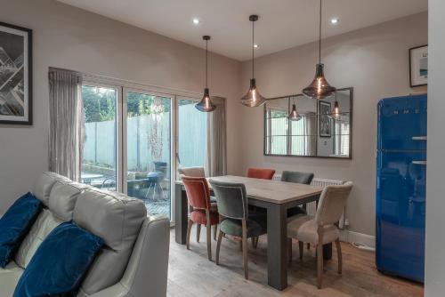 a dining room with a table and chairs at Quirky, Vintage 2 bed flat in London