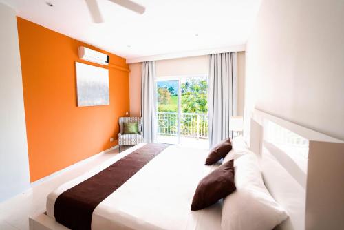 Una cama o camas en una habitación de Luxury Villa Iberosta Del Mar - 4BDR, Private Beach, Pool & Jacuzzi