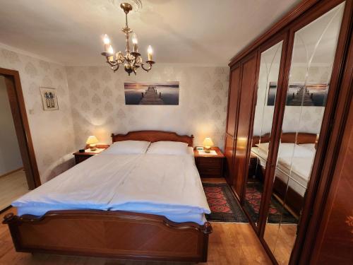 - une chambre avec un lit et un lustre dans l'établissement Ferienwohnung Söllner, à Kitzbühel