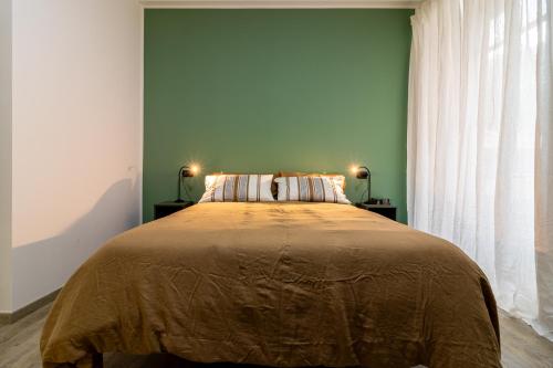 een slaapkamer met een bed met een bruine deken bij Borgo Vittorio 20 Vatican Home in Rome