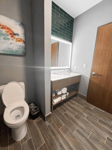 Koupelna v ubytování La Quinta Inn & Suites by Wyndham Mount Laurel Moorestown