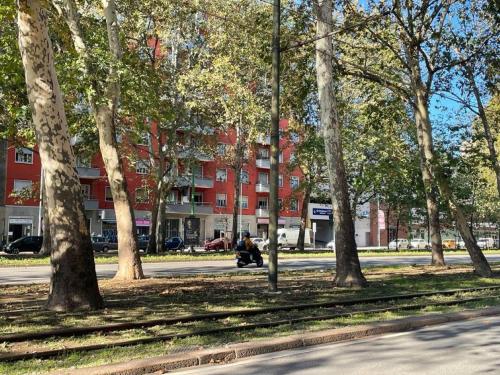 eine Baumgruppe vor einem Gebäude in der Unterkunft Milano da Me - Ampio appartamento con 2 camere da letto in Mailand