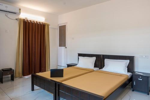 瓦卡拉的住宿－Avanthi Homestay，一间卧室,配有两张床