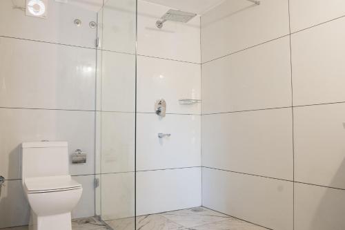 Kylpyhuone majoituspaikassa Avanthi Homestay