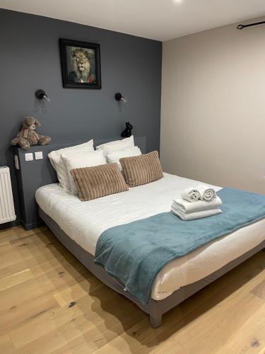 une chambre avec un grand lit avec des serviettes dessus dans l'établissement Le clos Arthur, à Pluneret