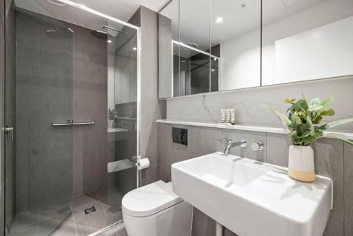 een badkamer met een wastafel, een toilet en een douche bij Stunning Stature Southbank 2bed in Melbourne