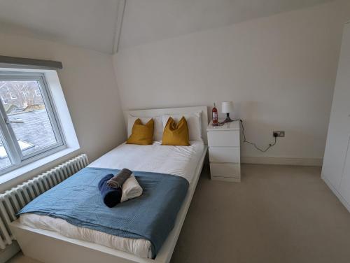 Een bed of bedden in een kamer bij Super 1 bedroom in a stunning apartment with shared kitchen and living room - 2C The Charteris