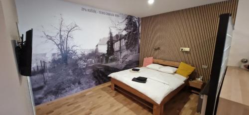 - une chambre avec un lit orné d'une peinture murale dans l'établissement Sport Pension Cibulka, à Prague