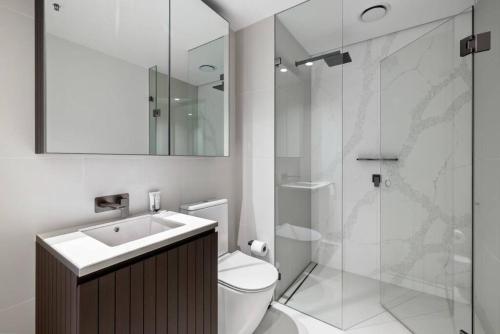 a bathroom with a toilet and a sink and a shower at Riverview Parkhouse Abbotsford in Melbourne