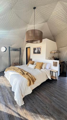 una camera con un grande letto e un soffitto di Deer Glamping a Ciudad Lujan de Cuyo
