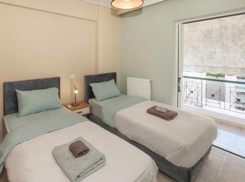 - 2 lits dans une chambre avec fenêtre dans l'établissement Luminous Penthouse big veranda by GHH, à Athènes