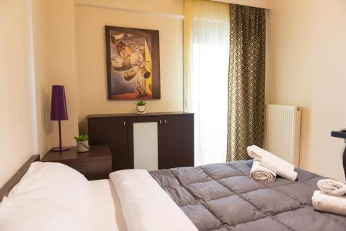 een slaapkamer met een bed en een raam bij Chris & Mary comfort rooms Thessaloniki center in Thessaloniki