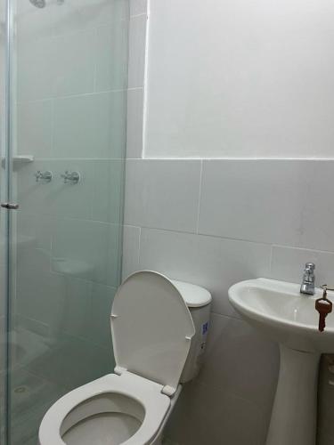 Hostel Medellin في ميديلين: حمام مع مرحاض ومغسلة