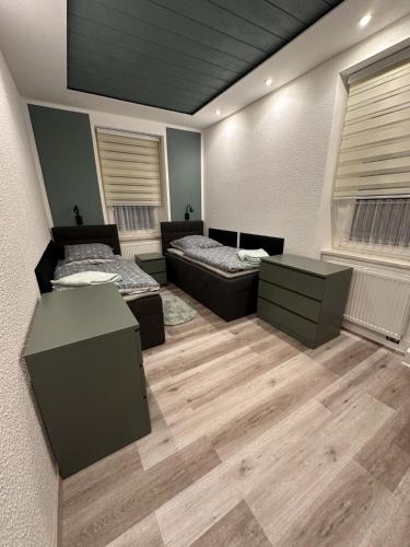 フライベルクにあるFeWo BiBoのベッド2台とデスクが備わる客室です。