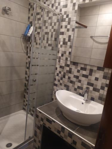 een badkamer met een wastafel en een douche bij Villa Anastasia in Limenas