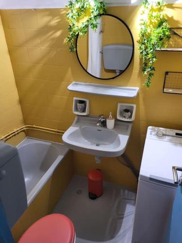 Viva la Frida Boho Apartment in Central Athens