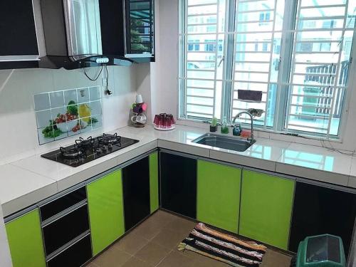 Kuchyň nebo kuchyňský kout v ubytování 6BR Corner 3-storey House WIFI, Netflix, Aircond