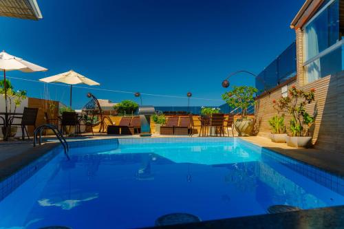 a swimming pool with a view of the ocean at Rede Andrade Terra Brasil in Porto Seguro