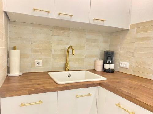 una cocina con fregadero y encimera en Best Butler Apartments Golden Glory I Zentrum I Küche I Parken I Netflix, en Füssen