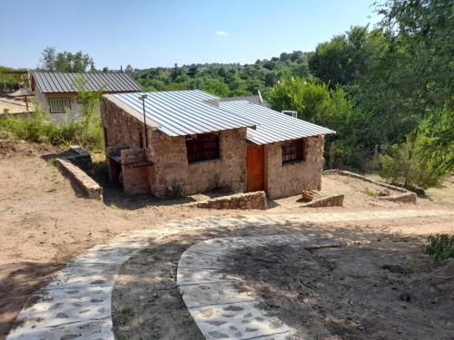 比亚莱特马西Cabañas Wasirumi的前面有一条路的小石头房子