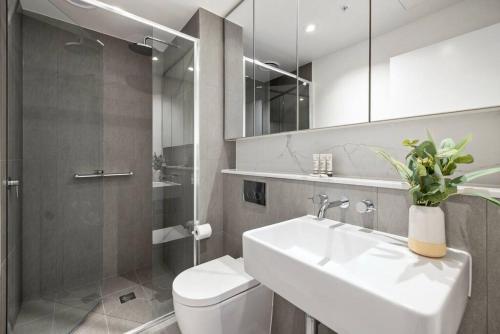 een badkamer met een wastafel, een toilet en een douche bij Stunning Stature Southbank 1 bed in Melbourne