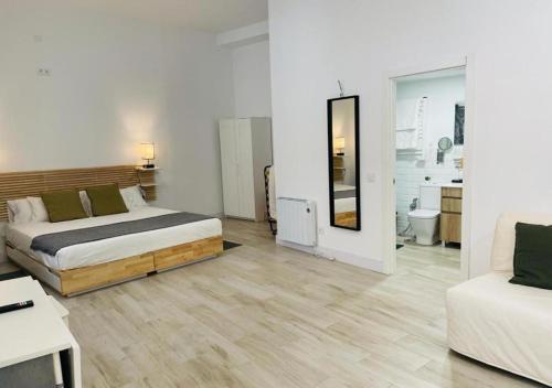 1 dormitorio con 1 cama y sala de estar en (J2) Nuevo 5 personas Super centrico Retiro lujo, en Madrid