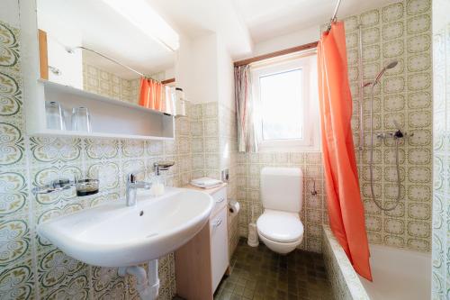 Hotel Old JNN في Klosters Serneus: حمام مع حوض ومرحاض