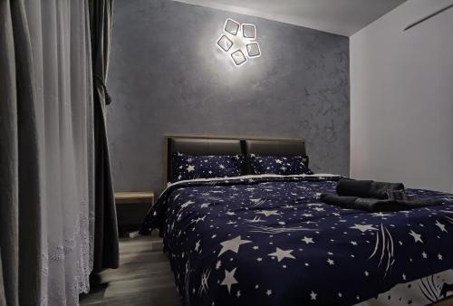 Un dormitorio con una cama con estrellas. en Apartament Epic H, en Gura Humorului