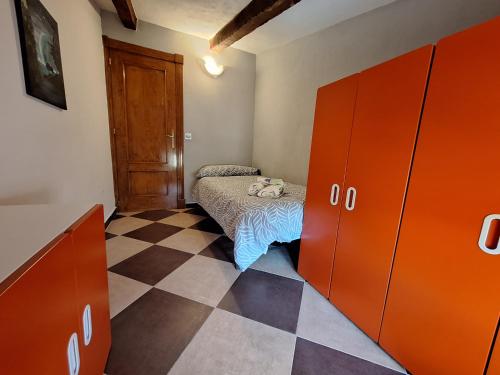 - une chambre avec un lit et un sol en damier dans l'établissement Villa La Hojilla relax o trabajo, à Cantoria