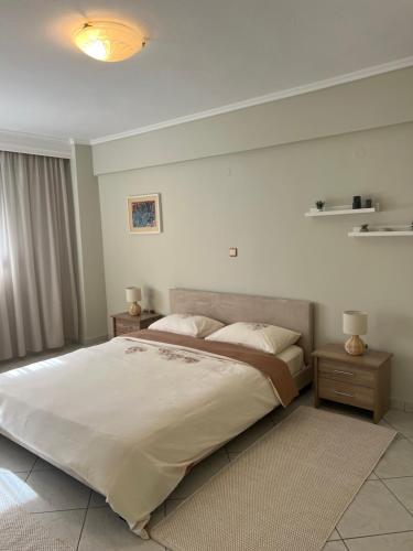 een slaapkamer met een groot bed en 2 nachtkastjes bij Parma’s Pool apartment in Perea