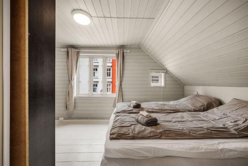 a bedroom with two beds and a window at Dinbnb Apartments I Romantic Surrourings in Bergen