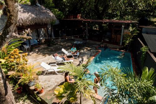 um grupo de pessoas sentadas numa piscina em Hostel Villa Vento Surf em Santa Catalina