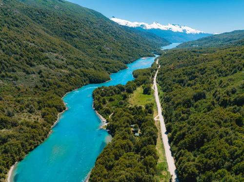 una vista aérea del río Allenby en Cabañas Rápidos del Río Baker, en Puerto Bertrand