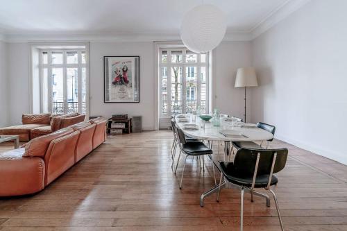 un salon avec une table et un canapé dans l'établissement La Maison Rouge - Maison Familiale & Proche centre, à Vichy