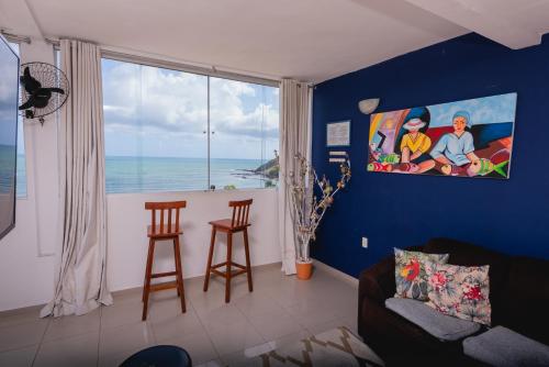 un soggiorno con vista sull'oceano di Apartamentos em Ponta Negra (Natal-RN) com vista para o mar a Natal