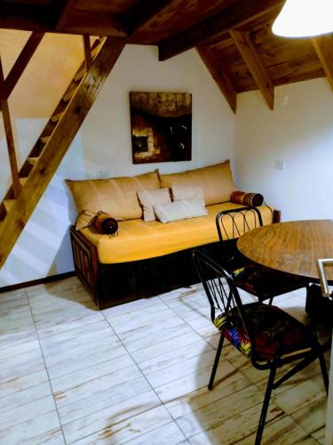 馬德普拉塔的住宿－Casa Alpina Mar del plata，一张沙发,配有桌椅