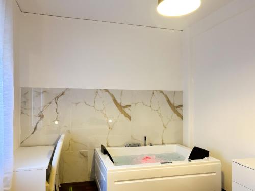uma casa de banho com banheira num quarto em EXE NAPOLI STADIUM APARTMENT em Nápoles