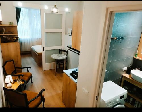 New apartment BARNABA close to Holiday Inn في تبليسي: غرفة صغيرة مع مطبخ وغرفة معيشة