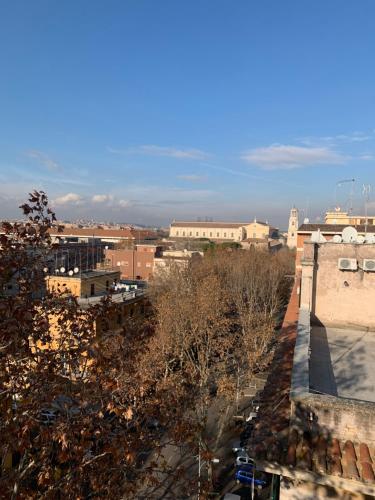 Vista generica su Roma o vista sulla città dall'interno dell'appartamento