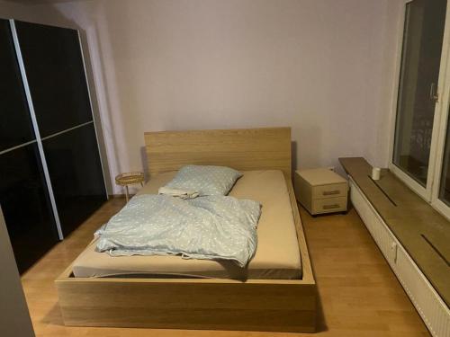 1 dormitorio con 1 cama con cabecero de madera en WORKATION I Bali Taunus I 6 Personen viel PlatzI Waschmaschine I Trockner I Balkon en Kelkheim