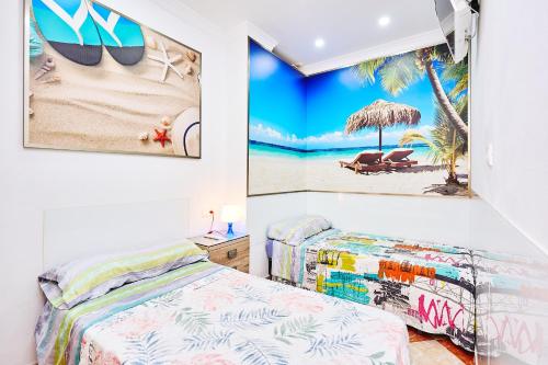 een slaapkamer met 2 bedden en een foto van een strand bij Holidays Beach Torrox - 6 in Morche