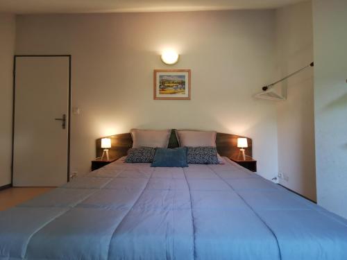Ένα ή περισσότερα κρεβάτια σε δωμάτιο στο La Maison Bleue, village vacances, piscine, parking