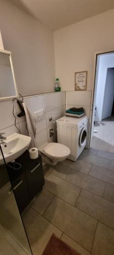 a bathroom with a washing machine and a washer at Ferien- & Monteurs Wohnung in Munster im Heidekreis