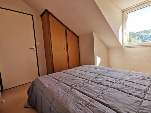 Ένα ή περισσότερα κρεβάτια σε δωμάτιο στο La Maison Bleue, village vacances, piscine, parking
