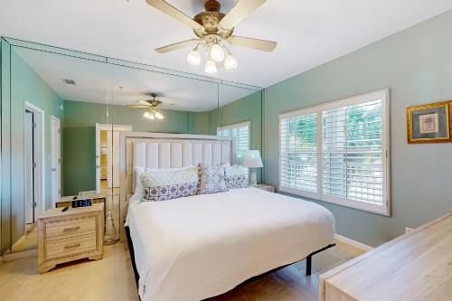- une chambre avec un lit et un ventilateur de plafond dans l'établissement Barataria 204, à Destin
