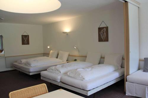 two beds in a room with a mirror at LODGE - Elements Lodge in Grindelwald