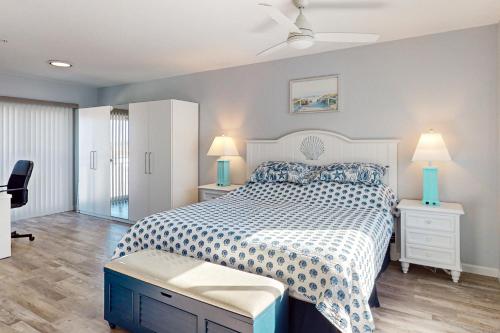 1 dormitorio con 1 cama, 2 mesitas de noche y 2 lámparas en Ocean Isles #28, en Marathon