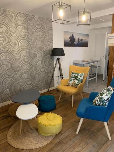 un salon avec deux chaises et une table dans l'établissement Appartement avec terrasse 2, à Gien