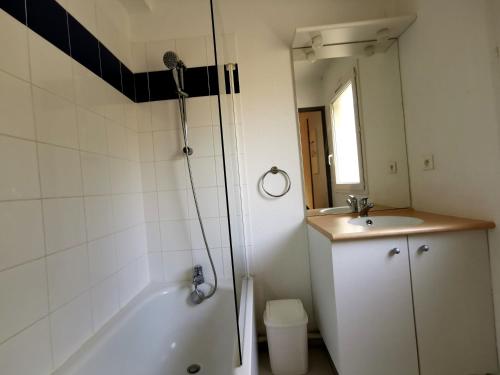 Ένα μπάνιο στο La Maison Bleue, village vacances, piscine, parking
